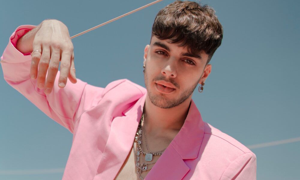Charles Muda è un cyberpunk con il lookdiun’icona pop. "Pop Art" è il primo EP del giovane talento romano, un collage di melodie catch.